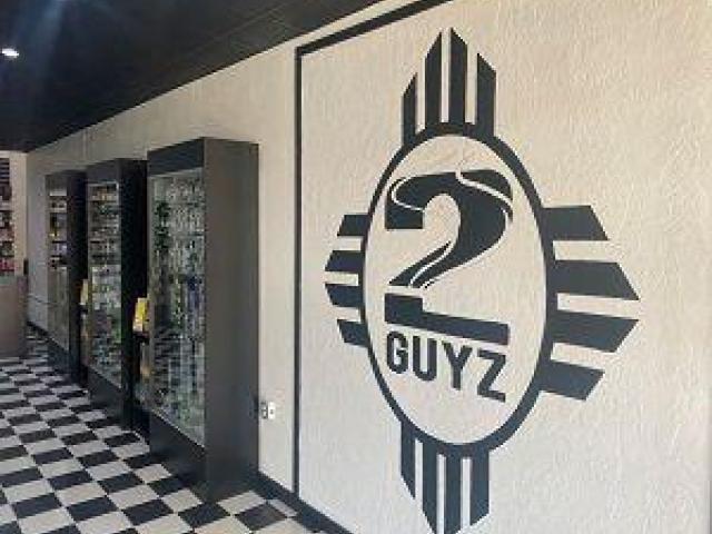 2 Guyz with Pipez