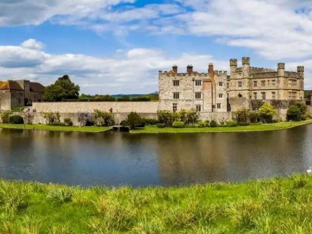 Leeds Castle from London for Historic Beauty and Scenic Countryside Views
